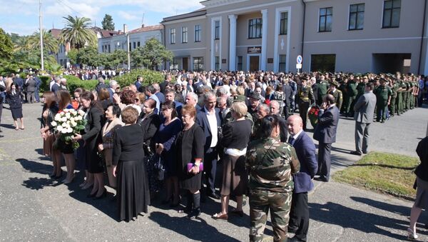 В День освобождения Сухума в Парке Славы возложили цветы - Sputnik Абхазия