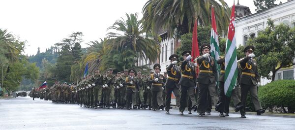 Марширующие по дождем: репетиция парада в Сухуме Марширующие по дождем: репетиция парада в Сухуме - Sputnik Абхазия
