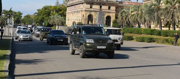 Автоколонна Дорога жизни выдвинулась из Сухума Автоколонна Дорога жизни выдвинулась из Сухума - Sputnik Абхазия