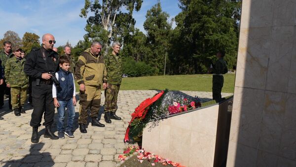 Участники автопробега Дорога жизни возложили цветы к памятнику павшим в Адзюбе - Sputnik Абхазия