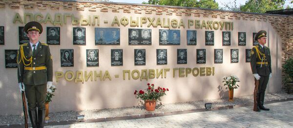 Мемориал воинам-освободителям открыли в Сухуме Мемориал воинам-освободителям открыли в Сухуме - Sputnik Абхазия