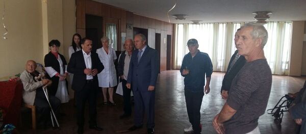 Гагра араион Ахадара аиҳабы Заур Бганба аибашьра аинвалидцәа дырҭааит Гагра араион Ахадара аиҳабы Заур Бганба аибашьра аинвалидцәа дырҭааит - Sputnik Аҧсны