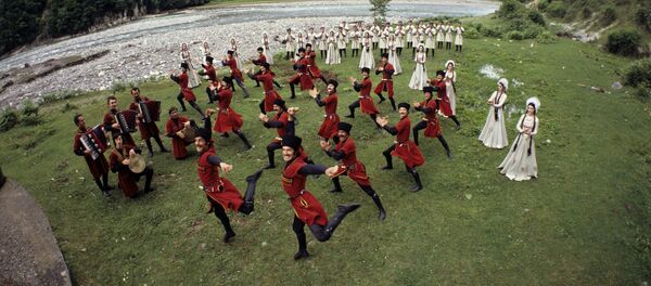 Выступление государственного ансамбля народного танца Абхазской АССР в горной долине в 1984 году Выступление государственного ансамбля народного танца Абхазской АССР в горной долине в 1984 году - Sputnik Аҧсны