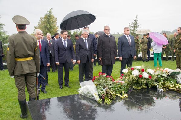 Возложение цветов у мемориала первого президента Абхазии в День Победы - Sputnik Абхазия