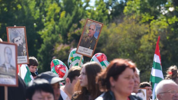 Бессмертный полк в честь Дня Победы в Сухуме - Sputnik Абхазия