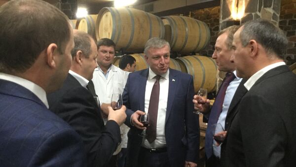 Президент КЧР Рашид Темрезов посетил сухумский винзавод - Sputnik Абхазия