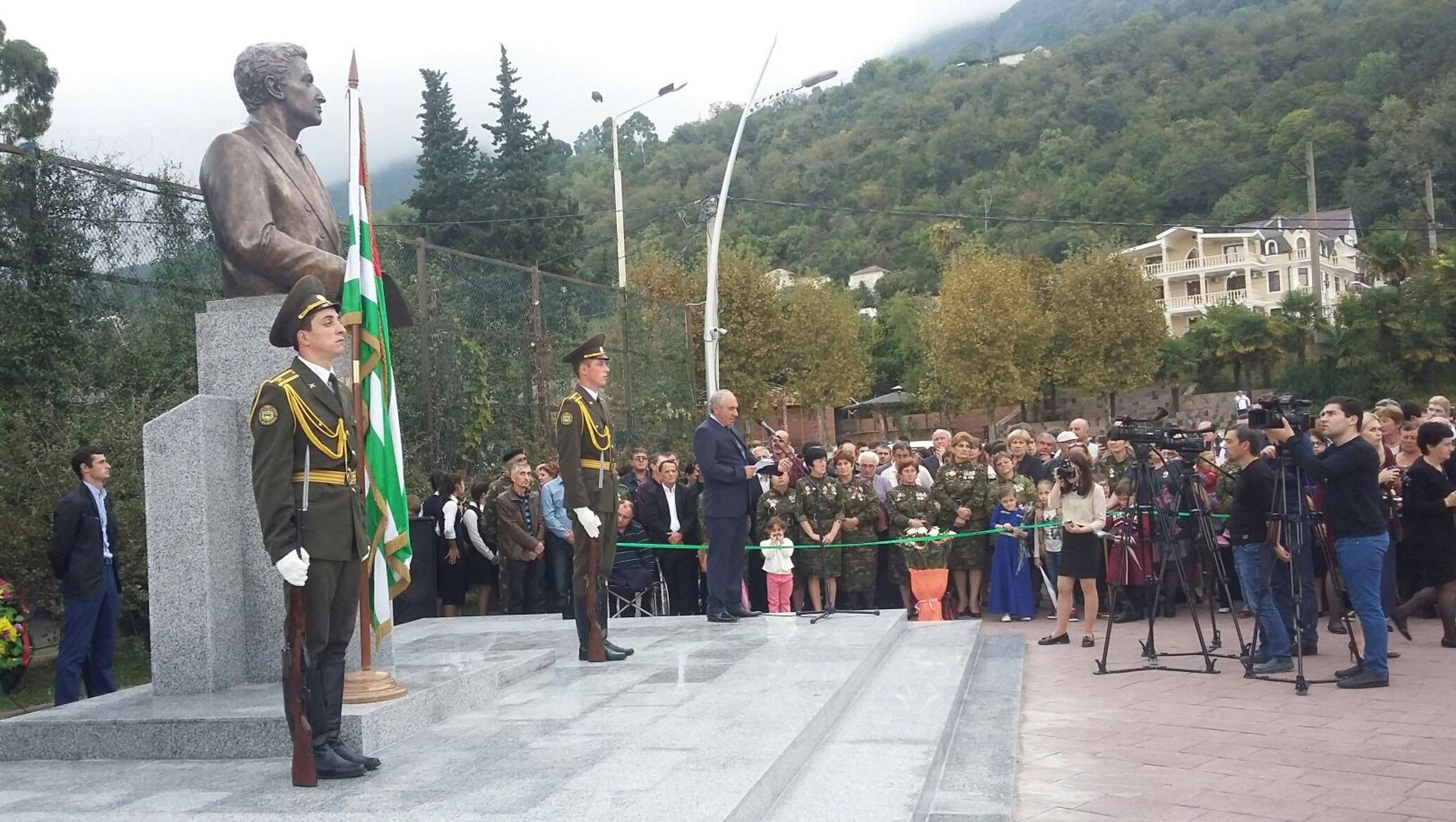 Памятник президенту Абхазии Ардзинба в Гаграх