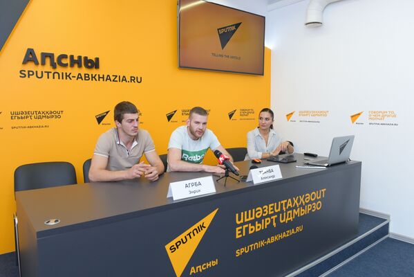 Пресс-конференция  с чемпионами OFC Энриком Агрба и Александром Тванба - Sputnik Абхазия