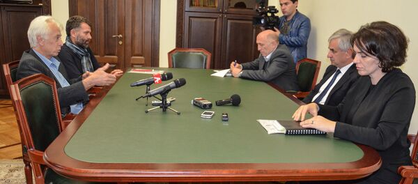 Встреча Хаджимба с художниками. Встреча Хаджимба с художниками. - Sputnik Абхазия