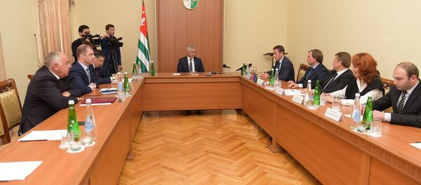 Встреча Хаджимба с участниками агропромышленной выставки. Встреча Хаджимба с участниками агропромышленной выставки. - Sputnik Абхазия