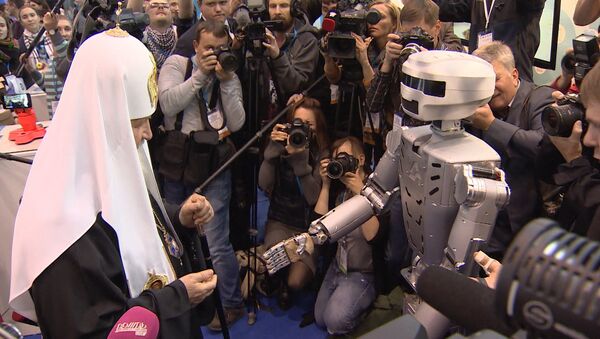 Робот Федор протянул руку Патриарху Кириллу на выставке православного форума - Sputnik Абхазия