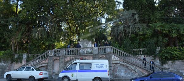 Милиция на месте взрыва у входа на территорию телевидения Милиция на месте взрыва у входа на территорию телевидения - Sputnik Абхазия