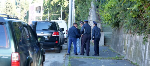 Сотрудники правоохранительных органов рядом со зданием АГТРК, где произошел взрыв - Sputnik Абхазия