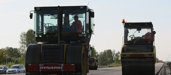 Архивное фото работ по укладке асфальта Архивное фото работ по укладке асфальта - Sputnik Абхазия