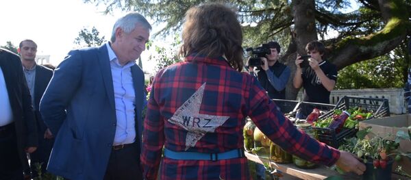 Абхазская чача, вино, сушеные фрукты: на платформе Гума развернули ярмарку Абхазская чача, вино, сушеные фрукты: на платформе Гума развернули ярмарку - Sputnik Абхазия