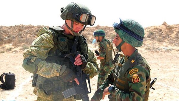 Десантники из России и Египта обменялись оружием на первых боевых стрельбах - Sputnik Абхазия