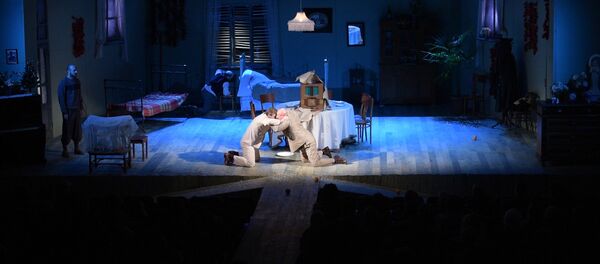 Падали люди и апельсины: Рождество в доме Купьелло - Sputnik Абхазия