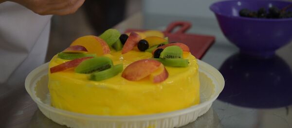 Гудаутские кондитеры показали, с какого торта началась их сладкая работа - Sputnik Абхазия