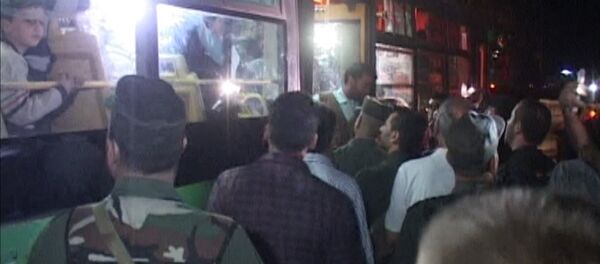 Сирийцы песнями встречали автобусы с освобожденными жителями восточного Алеппо - Sputnik Абхазия