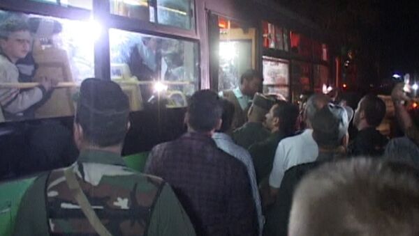 Сирийцы песнями встречали автобусы с освобожденными жителями восточного Алеппо - Sputnik Абхазия