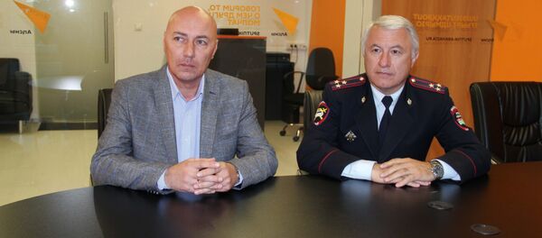 Начальник экзаменационного отделения РЭО МВД Чичико Мархолия (в форме) и руководитель автошколы Светофор Герман Петров Начальник экзаменационного отделения РЭО МВД Чичико Мархолия (в форме) и руководитель автошколы Светофор Герман Петров - Sputnik Абхазия