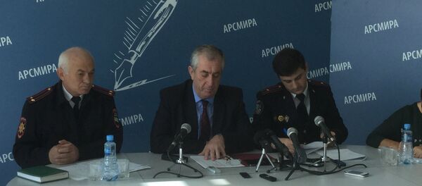 ААР аминистр Аслан Кобахьиеи ареспубликатә Автоинспекциа аиҳабы Наур Смыри абрифинг мҩаԥыргеит ААР аминистр Аслан Кобахьиеи ареспубликатә Автоинспекциа аиҳабы Наур Смыри абрифинг мҩаԥыргеит - Sputnik Аҧсны