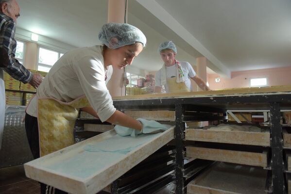 Производство турецких сладостей рахат-лукум на предприятии Щемсеттина Пилия - Sputnik Абхазия