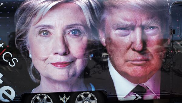 Телевизионная машина с фотографиями обоих кандидатов в президенты США - Sputnik Абхазия
