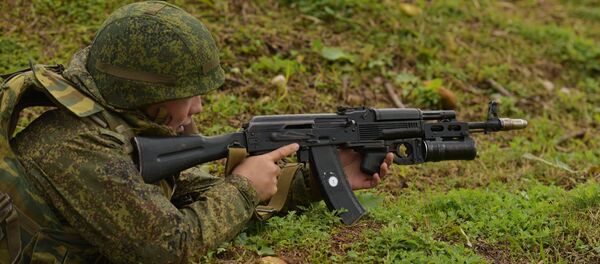 Военнослужащий российской военной базы в Гудауте во время тренировки по противодействию терроризму - Sputnik Абхазия