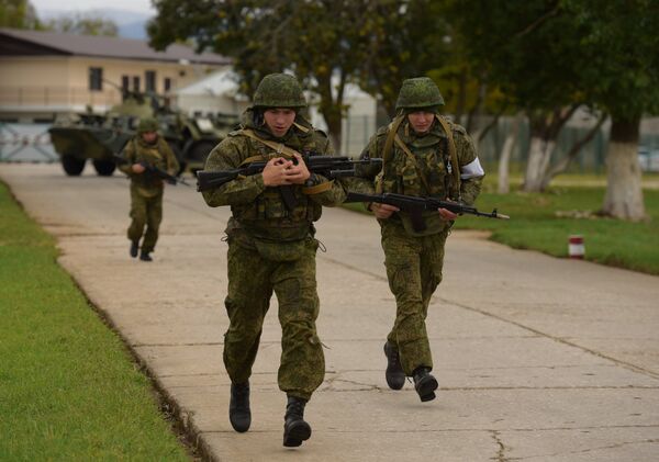 Военнослужащий российской военной базы в Гудауте во время тренировки по противодействию терроризму - Sputnik Абхазия