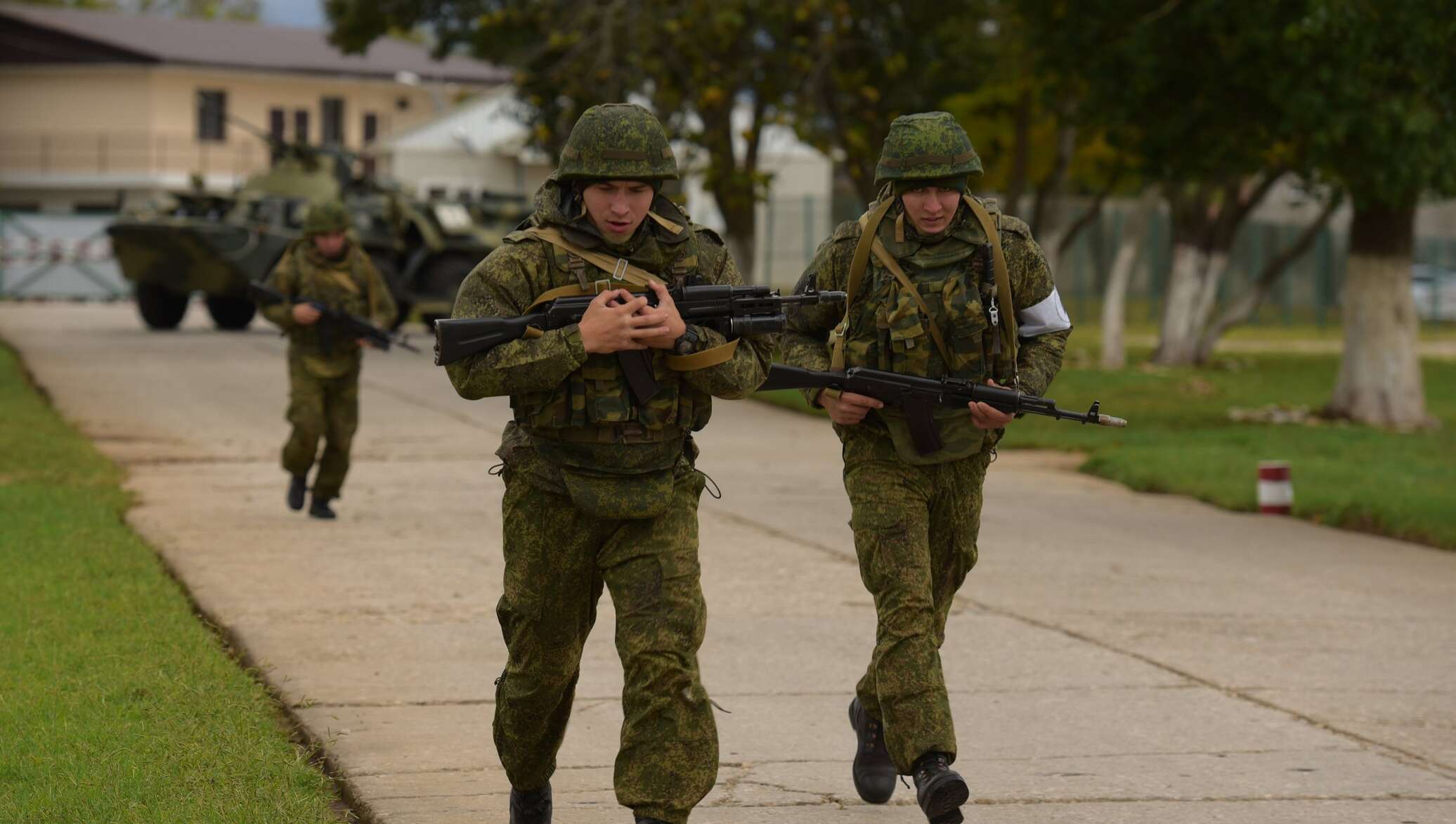 Русский седьмой. Российская Военная база в Абхазии. 7 Российская Военная база в Абхазии. Гудаута 7 Военная база военный городок. Военная база в Абхазии служба.