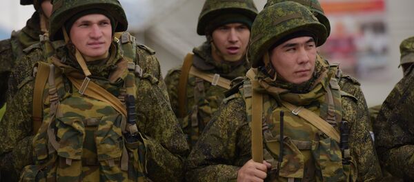 Военнослужащий российской военной базы в Гудауте во время тренировки по противодействию терроризму Военнослужащий российской военной базы в Гудауте во время тренировки по противодействию терроризму - Sputnik Абхазия