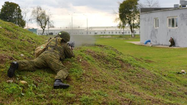 Военнослужащий российской военной базы в Гудауте во время тренировки по противодействию терроризму - Sputnik Абхазия