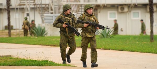 Военнослужащий российской военной базы в Гудауте во время тренировки по противодействию терроризму Военнослужащий российской военной базы в Гудауте во время тренировки по противодействию терроризму - Sputnik Абхазия