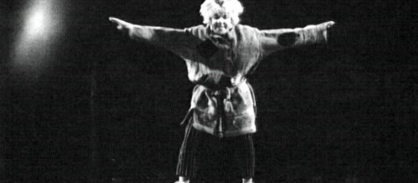 Клоун Олег Попов в сценке Сон на проволоке. Съемки 1960-х годов. - Sputnik Абхазия