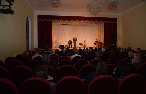 Встреча народного артиста РСФСР Сергея Никоненко с творческой интеллигенцией в Музее Боевой Славы Встреча народного артиста РСФСР Сергея Никоненко с творческой интеллигенцией в Музее Боевой Славы - Sputnik Абхазия