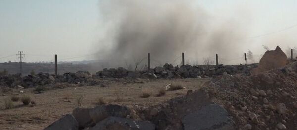 Звуки стрельбы и столб дыма – гумкоридор в Алеппо после обстрела боевиками Звуки стрельбы и столб дыма – гумкоридор в Алеппо после обстрела боевиками - Sputnik Абхазия