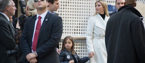 Иванка Трамп и Джарет Кушнер с дочерью в день выборов в США Иванка Трамп и Джарет Кушнер с дочерью в день выборов в США - Sputnik Абхазия