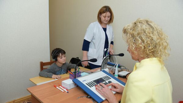 Проверка слуха у детей в детском реабилитационном центре - Sputnik Абхазия