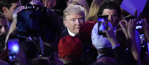 Дональд Трамп приветствует своих сторонников после выступления в Нью-Йорке 8 ноября 2016 года - Sputnik Абхазия