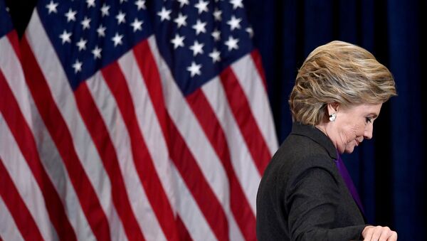 Кандидат в президенты США Хиллари Клинтон от демократической партии спускается по лестнице после признания поражения кандидату от республиканской партии Дональду Трампу в Нью-Йорке 9 ноября 2016 года - Sputnik Абхазия