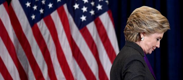 Кандидат в президенты США Хиллари Клинтон от демократической партии спускается по лестнице после признания поражения кандидату от республиканской партии Дональду Трампу в Нью-Йорке 9 ноября 2016 года Кандидат в президенты США Хиллари Клинтон от демократической партии спускается по лестнице после признания поражения кандидату от республиканской партии Дональду Трампу в Нью-Йорке 9 ноября 2016 года - Sputnik Абхазия