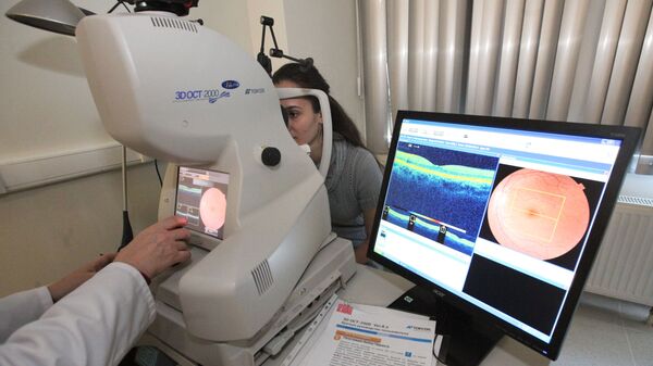Врач-офтальмолог проводит обследование пациентки  - Sputnik Абхазия