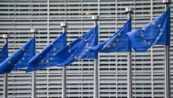 Архивное фото флагов Евросоюза у здания штаб-квартиры Европейской комиссии в Брюсселе - Sputnik Абхазия