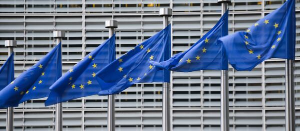 Архивное фото флагов Евросоюза у здания штаб-квартиры Европейской комиссии в Брюсселе Архивное фото флагов Евросоюза у здания штаб-квартиры Европейской комиссии в Брюсселе - Sputnik Абхазия