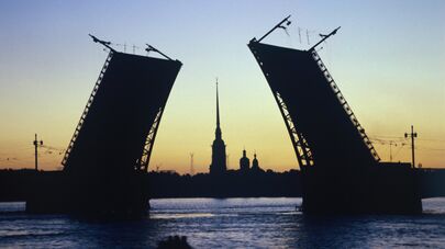 Архивное фото вид на разведенный Дворцовый мост в Ленинграде (ныне Санкт-Петербург) во время белых ночей