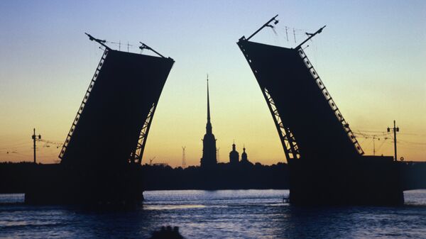 Архивное фото вид на разведенный Дворцовый мост в Ленинграде (ныне Санкт-Петербург) во время белых ночей - Sputnik Аҧсны
