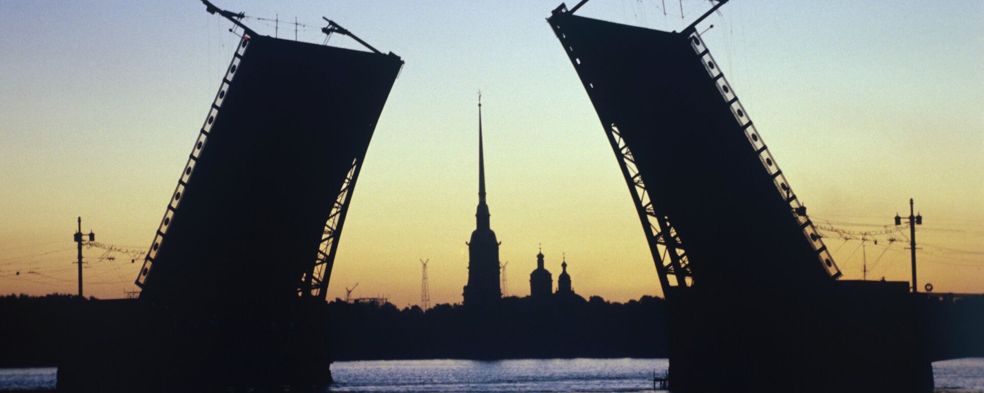 Архивное фото вид на разведенный Дворцовый мост в Ленинграде (ныне Санкт-Петербург) во время белых ночей Архивное фото вид на разведенный Дворцовый мост в Ленинграде (ныне Санкт-Петербург) во время белых ночей - Sputnik Абхазия, 1920, 02.03.2026