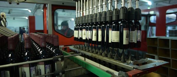 Сухумский винзавод изнутри: кадры производства Сухумский винзавод изнутри: кадры производства - Sputnik Абхазия