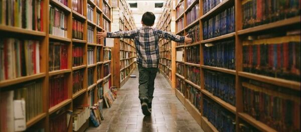 Ребенок в библиотеке Ребенок в библиотеке - Sputnik Абхазия